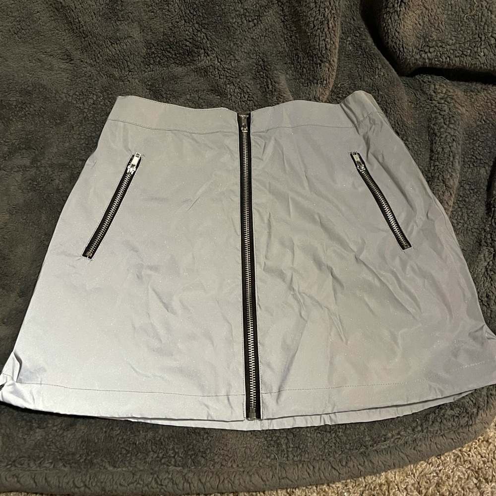 Reflective skirt